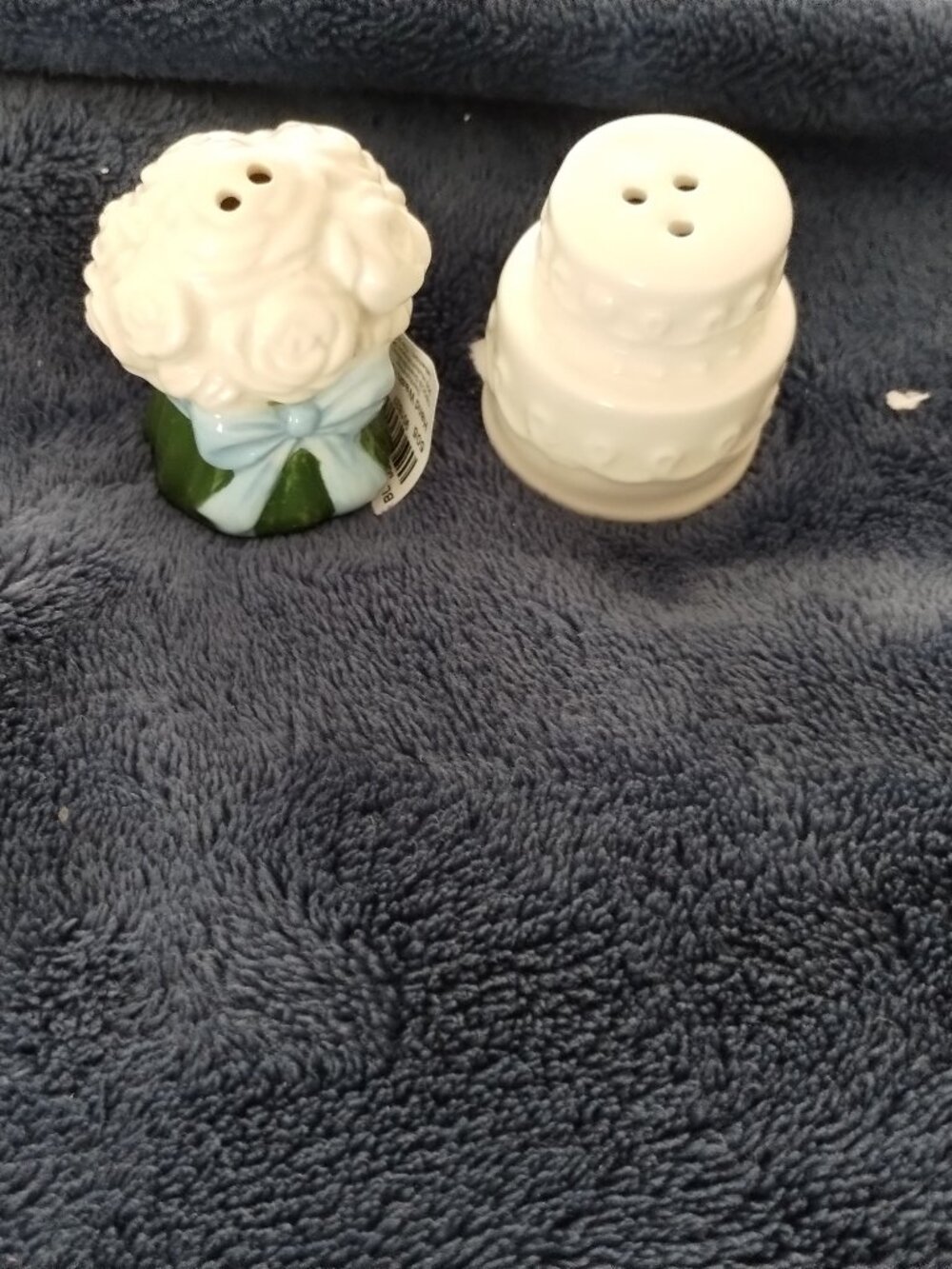 White wedding bouquet & wedding cake, salt & pepper shakers